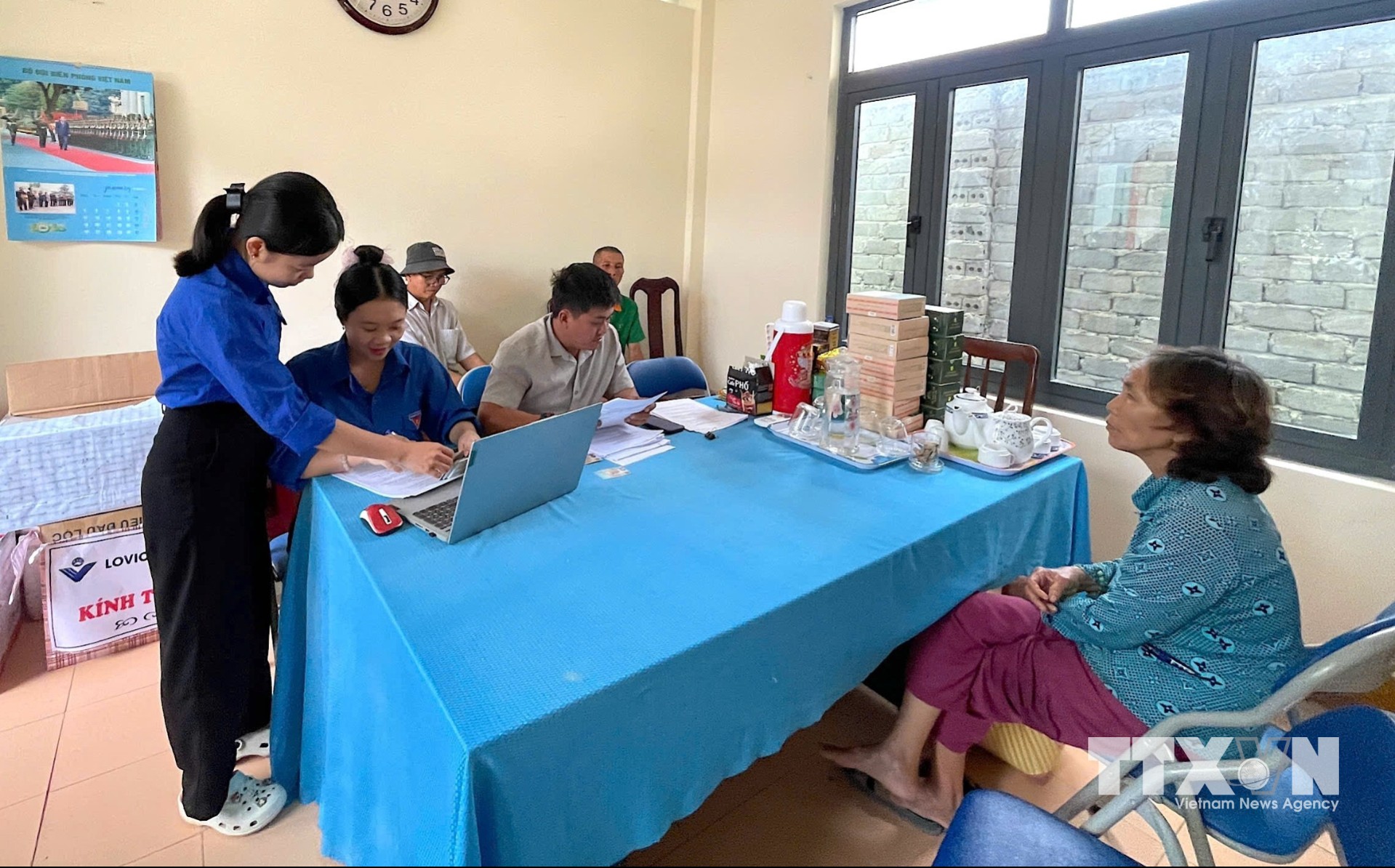 Đội hình “Bình dân học vụ số” gồm 755 đoàn viên, thanh niên trực tiếp hướng dẫn người dân sử dụng VNeID, chữ ký số, thanh toán điện tử và dịch vụ công trực tuyến. (Ảnh: Quang Thái/TTXVN)